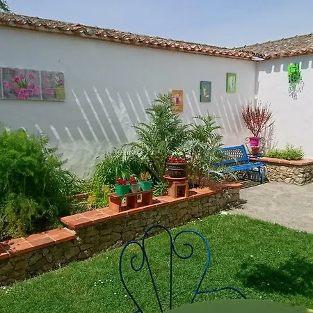 Les Chandeliers Hotel *