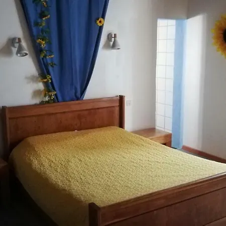 Les Chandeliers Hotel *